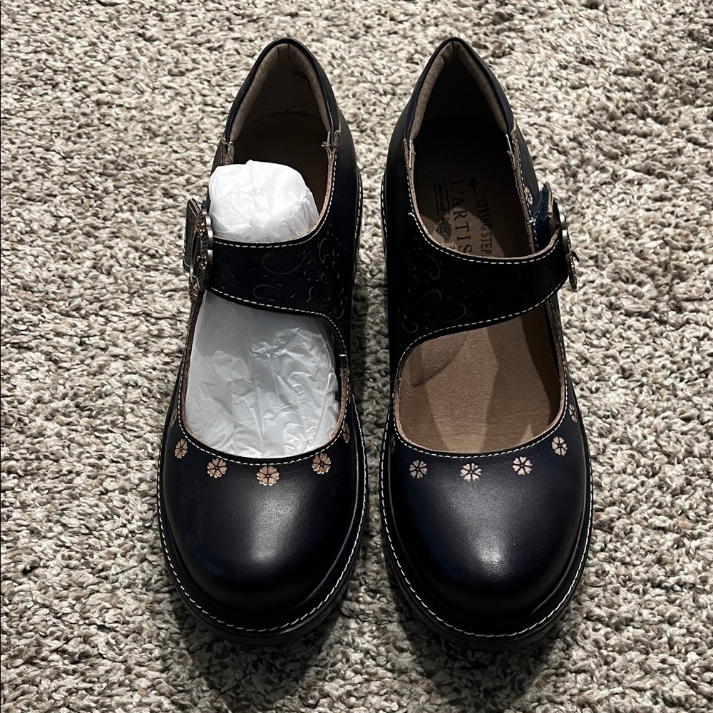 NWOB Spring Step L’Artiste Navy Blue Floral Shoes with Decorative Buckle